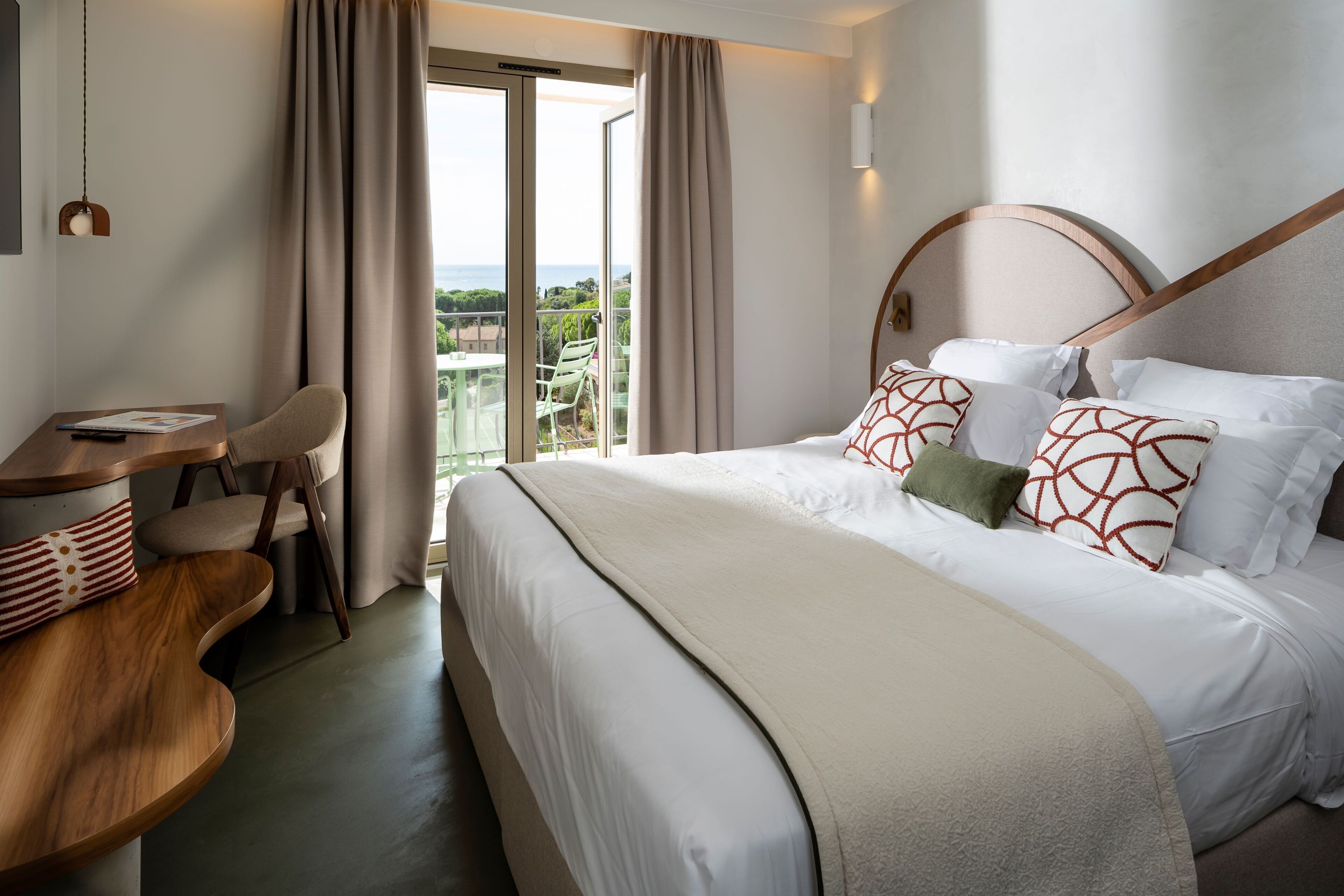 in-room safe, desk, laptop workspace, blackout curtains