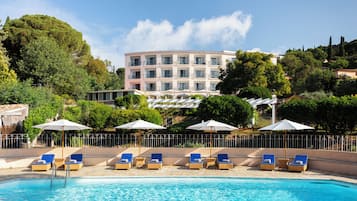 Kolam renang outdoor, dengan payung kolam renang dan kursi berjemur