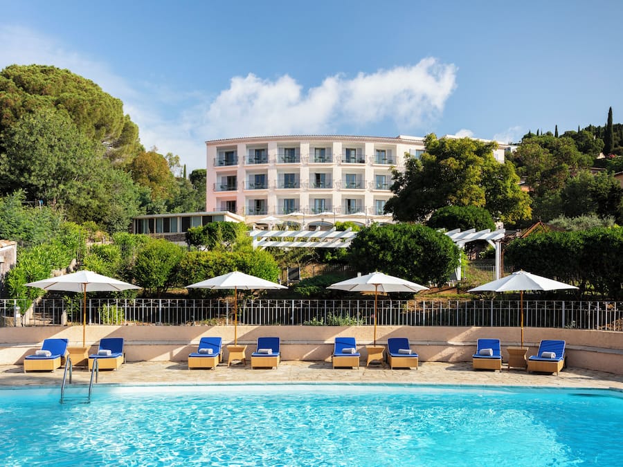 Piscine extérieure, parasols de plage, chaises longues