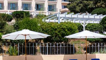 Una piscina al aire libre (de 08:00 a 20:00), sombrillas, tumbonas