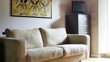 Chambre Quadruple | Salle de séjour | Télévision