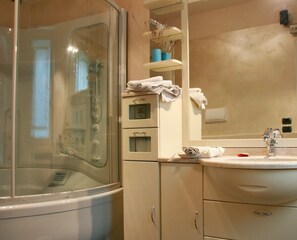 Habitación doble | Baño | Regadera, amenidades de baño gratuitas, secadora de cabello, batas