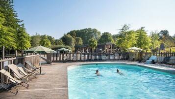 Piscine extérieure (ouverte en saison), parasols de plage