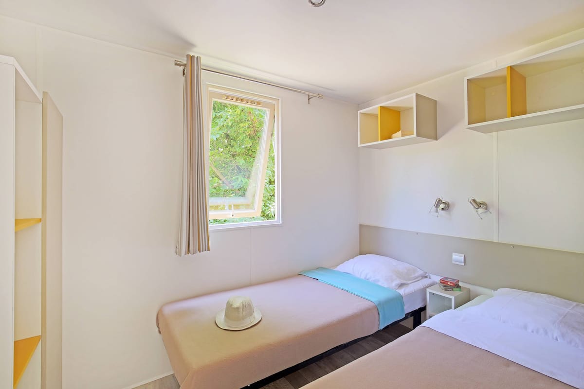 Mobile Home, 2 Bedrooms | 2 bedrooms, blackout drapes, cribs/infant beds, free WiFi