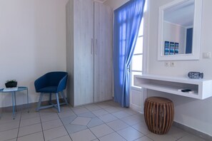 Estudio, 2 habitaciones, vista al mar | Caja de seguridad en la habitación y decoración personalizada 