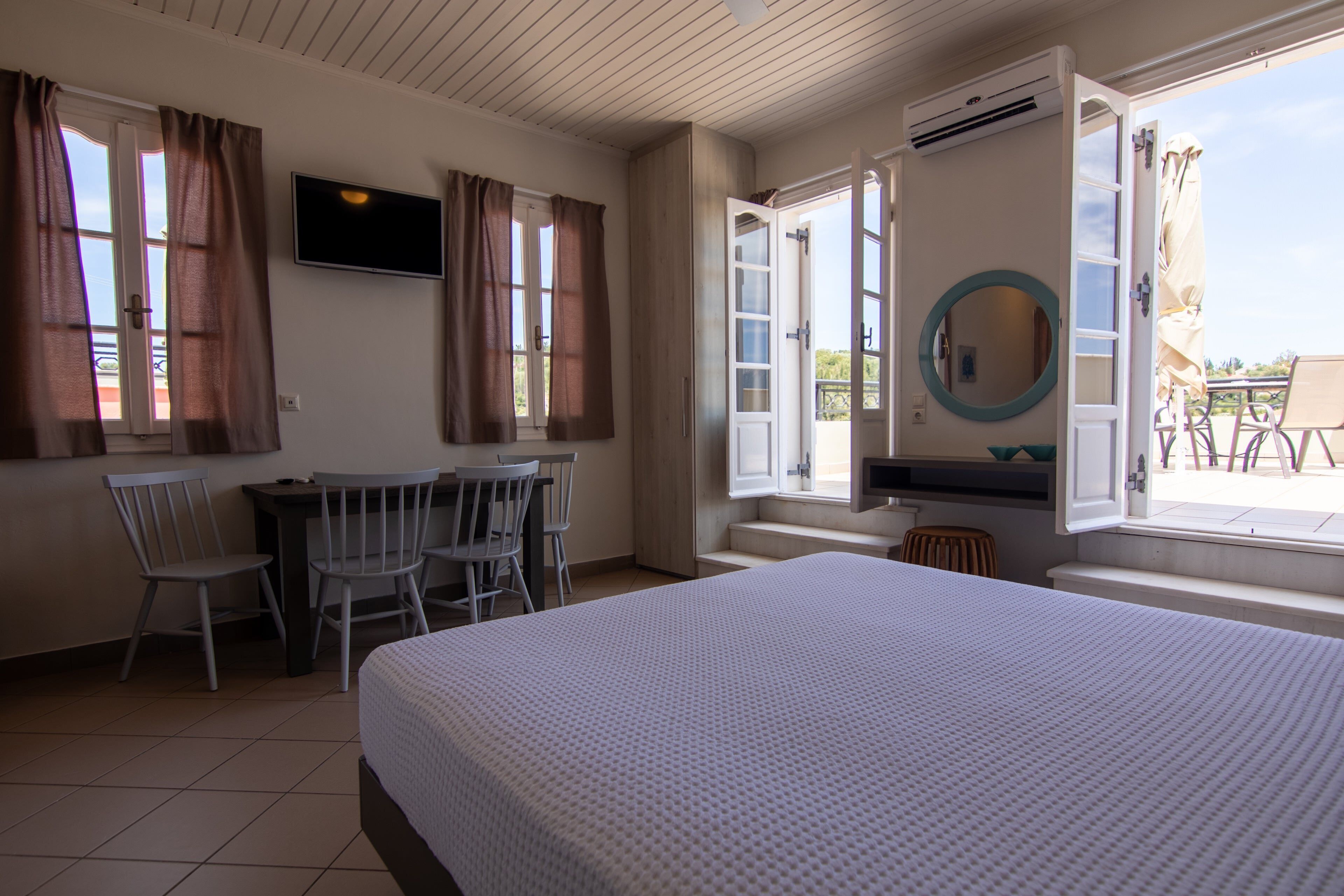 Estudio superior, 2 habitaciones, vistas al puerto | Caja fuerte, decoración individual, mobiliario individual y escritorio