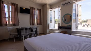 Estudio superior, 2 habitaciones, vistas al puerto | Caja fuerte, decoración individual, mobiliario individual y escritorio