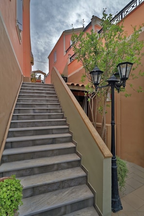 Property entrance - Fiscardo Studios (Kefalonia)