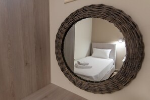 Estudi, 2 dormitoris, vistes al mar | Caixa forta a l'habitació, decoració individual i mobiliari individual 