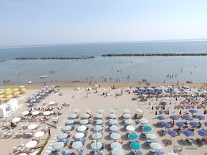 Accommodatie ligt op het strand, strandlakens