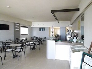 Dîner et souper servis sur place, cuisine locale