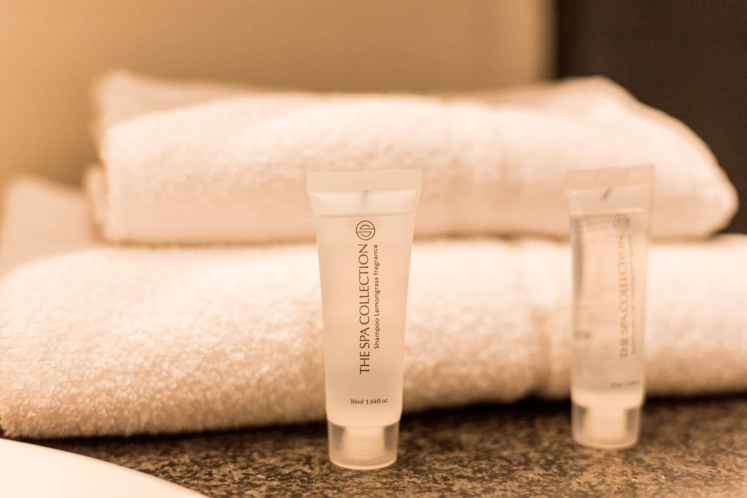 combined shower/bathtub, free toiletries, towels