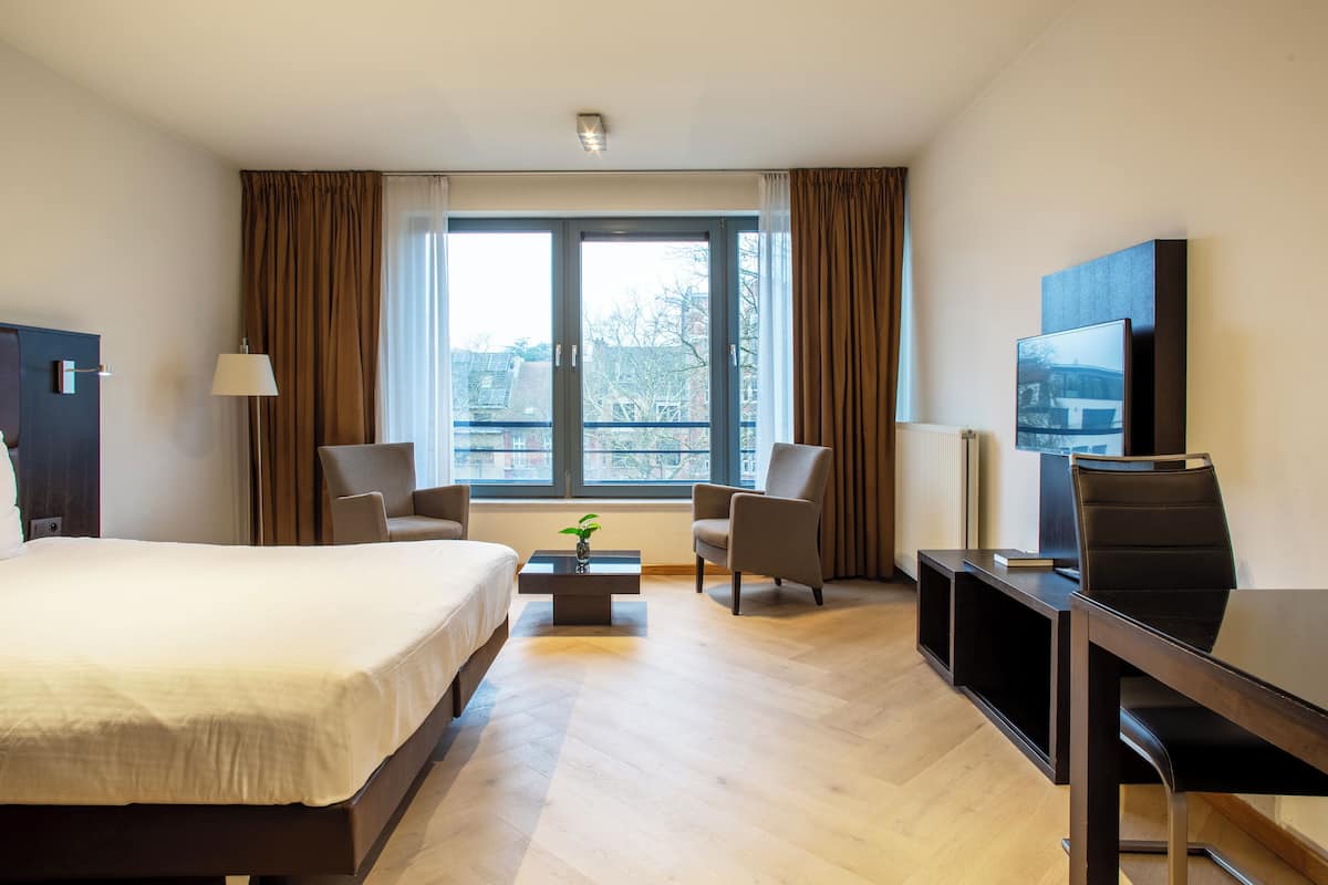1 slaapkamer, geluiddichte muren, een strijkplank/strijkijzer