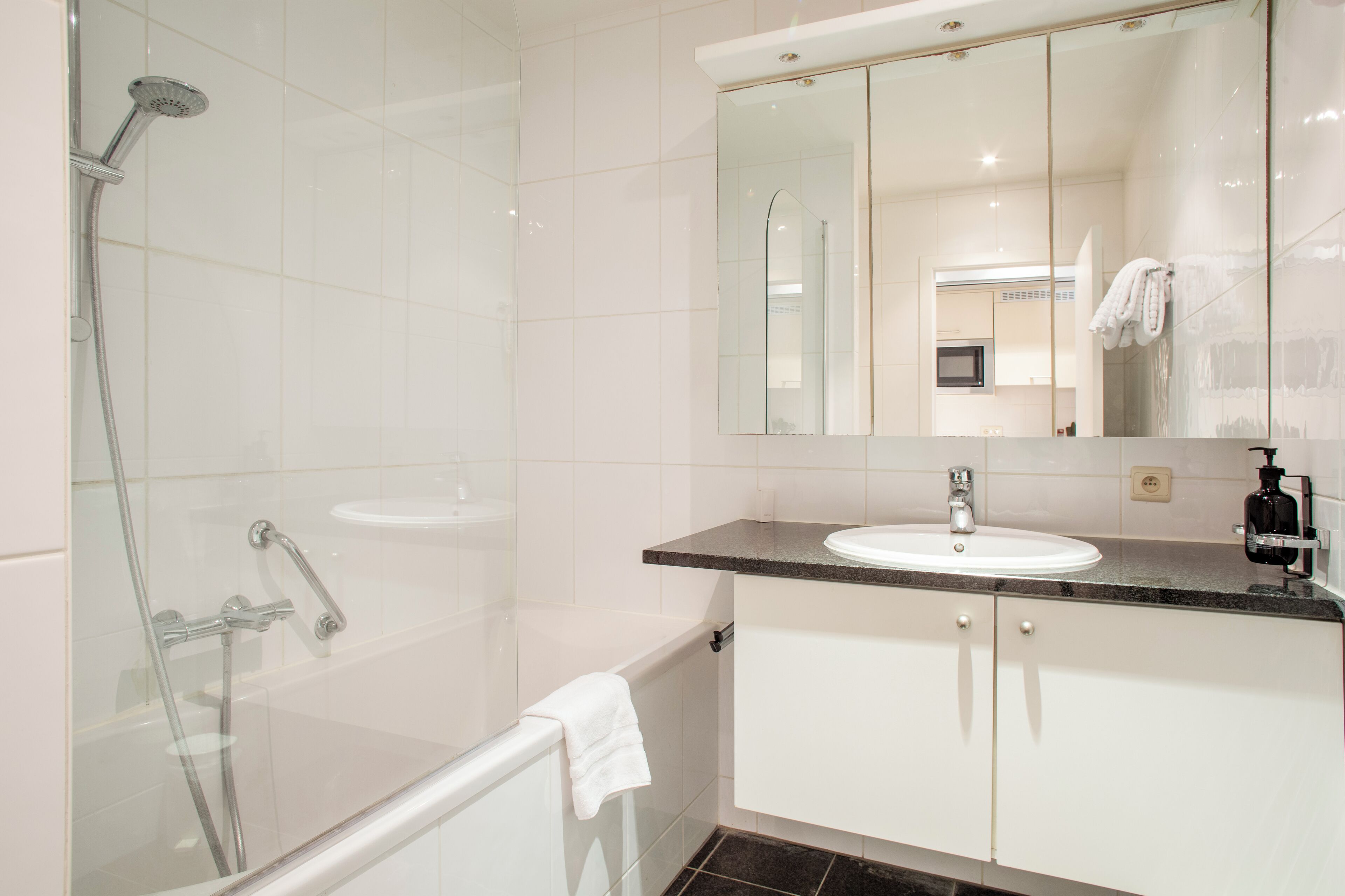 combined shower/bathtub, free toiletries, towels