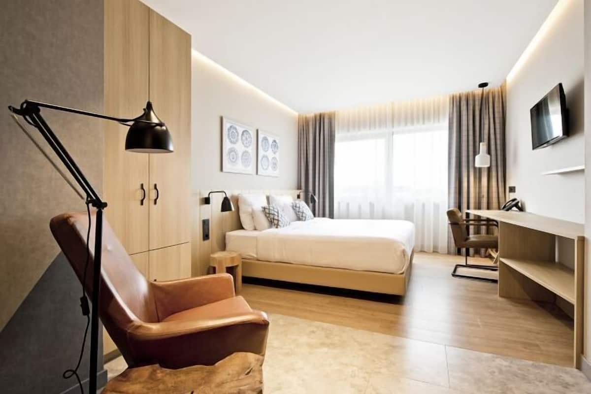 Minibar, in-room safe, desk, soundproofing
