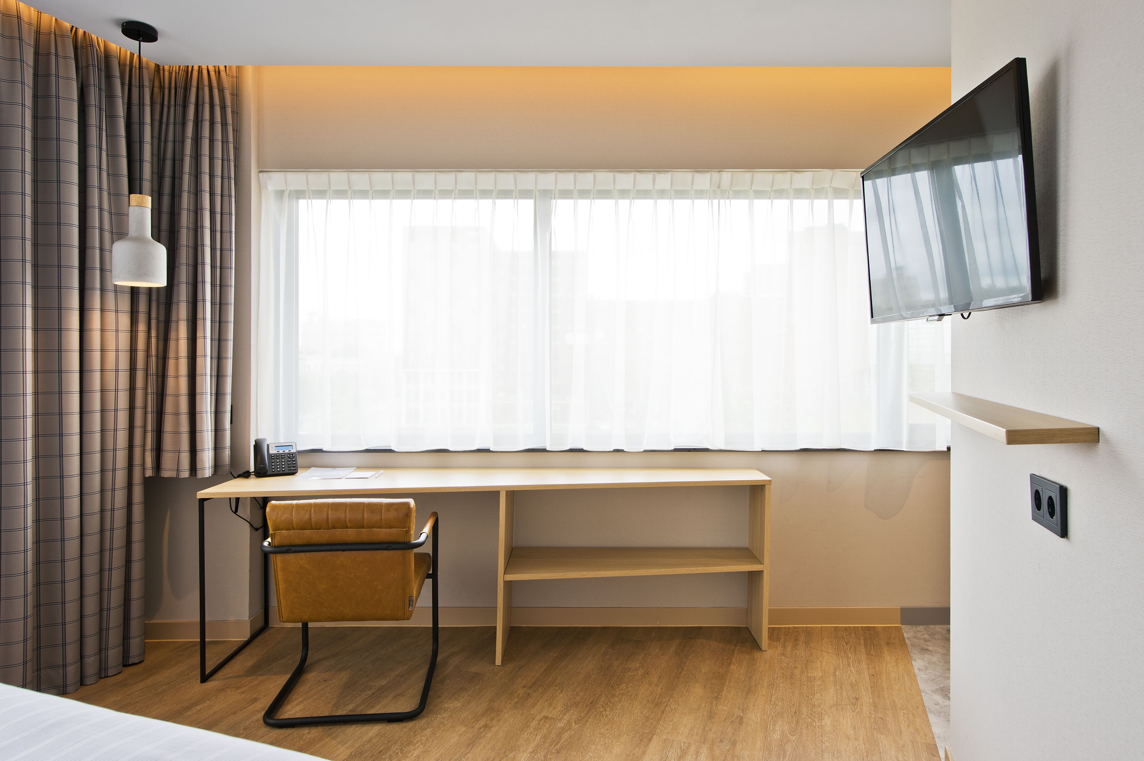 deluxe room | minibar, in-room safe, desk, soundproofing