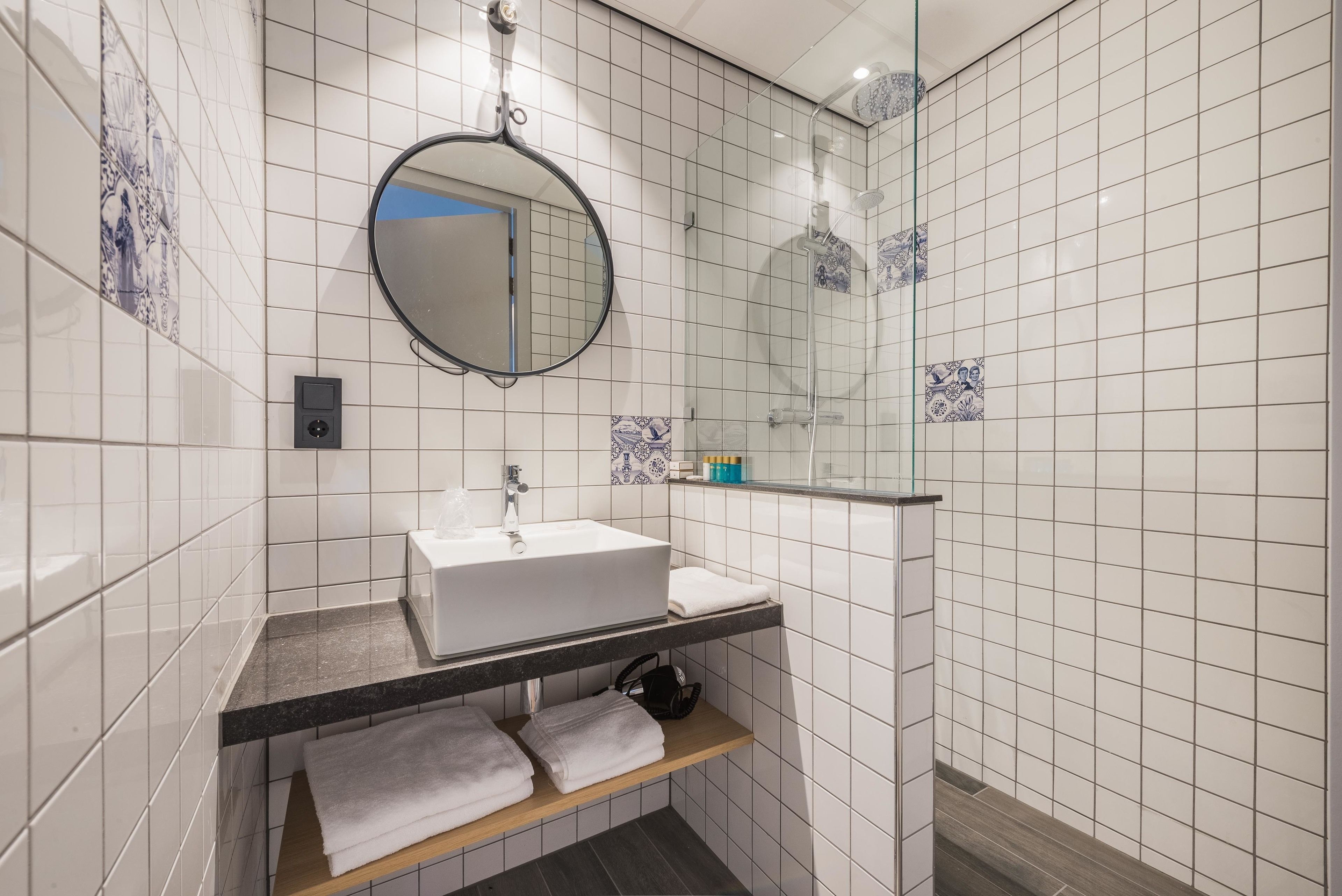 triple room | bathroom | free toiletries, hair dryer, towels
