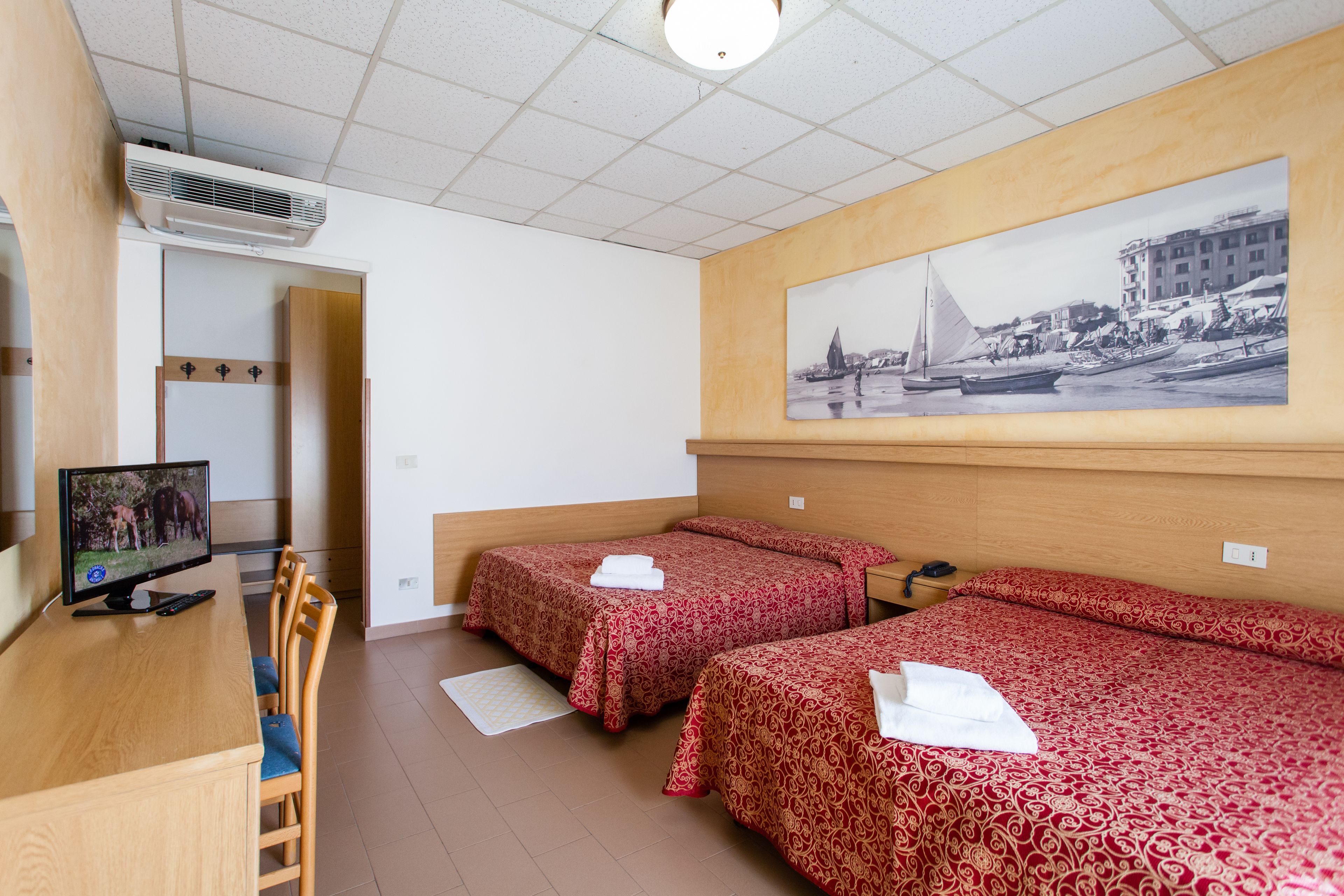 standard quadruple room, 1 bedroom | in-room safe, desk, free cots/infant beds, free wifi