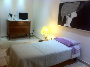 Habitación individual | Decoración personalizada, muebles diferentes y escritorio