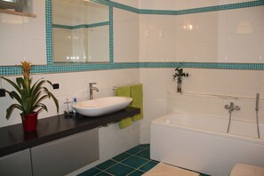 Habitación individual | Baño | Amenidades de baño gratuitas y bidet