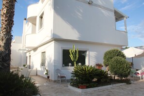 Vista frontal de la propiedad