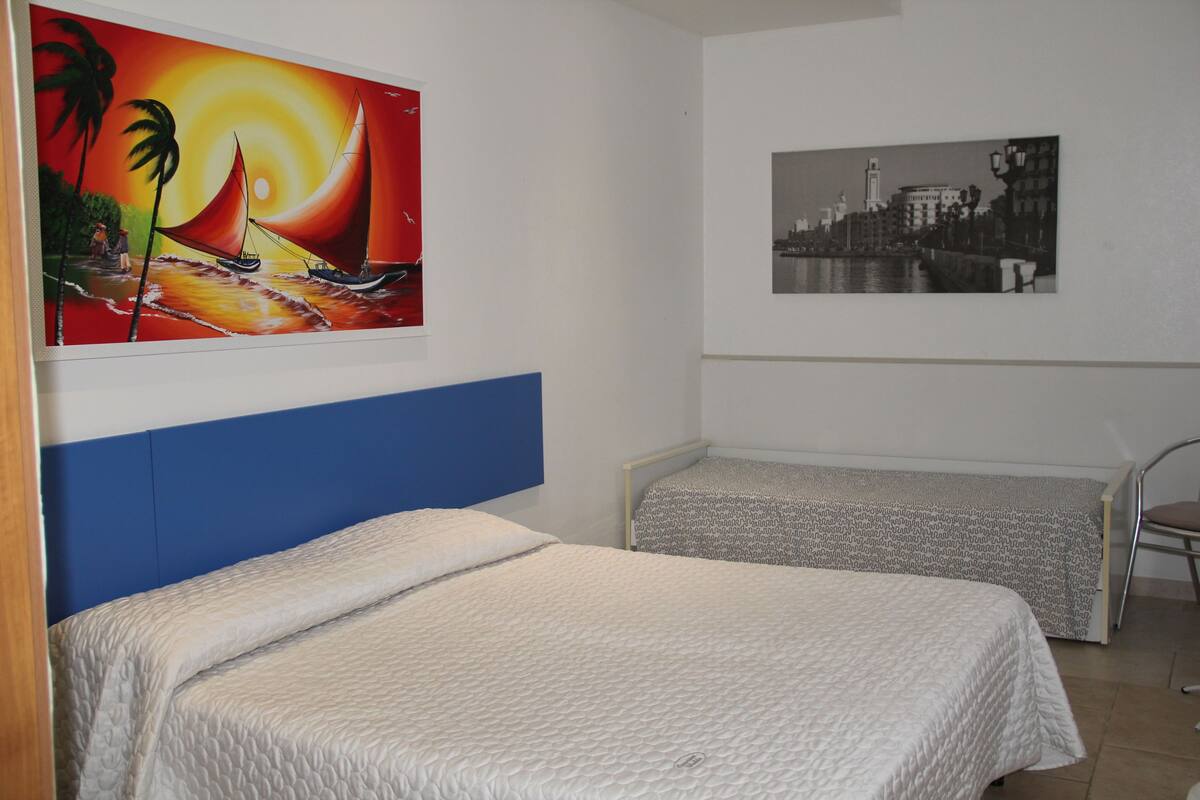 Habitación triple | Decoración personalizada, muebles diferentes y escritorio