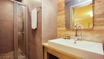 Shower, rainfall showerhead, free toiletries, hair dryer
