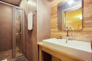 Shower, rainfall showerhead, free toiletries, hair dryer - The Loft Istanbul (Istanbul)