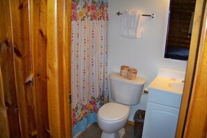 Ferienhütte, 1 Schlafzimmer (Cabin 10 - Duplex with cabin 11) | Badezimmer | Duschwanne, Handtücher, Seife, Toilettenpapier