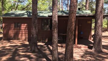 Cabin, 1 Bedroom (Cabin 18) | 1 bedroom, individually decorated, individually furnished, free WiFi