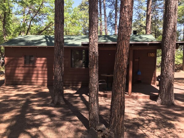 Ferienhütte, 1 Schlafzimmer (Cabin 18) | 1 Schlafzimmer, individuell dekoriert, individuell eingerichtet