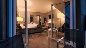 A hotel room with a bed, a desk, a chair, and a small table. - Hotel Astra Maris  (Büsum)