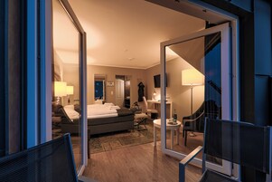 Double Room with south- facing balcony | Premium bedding, individually decorated, individually furnished