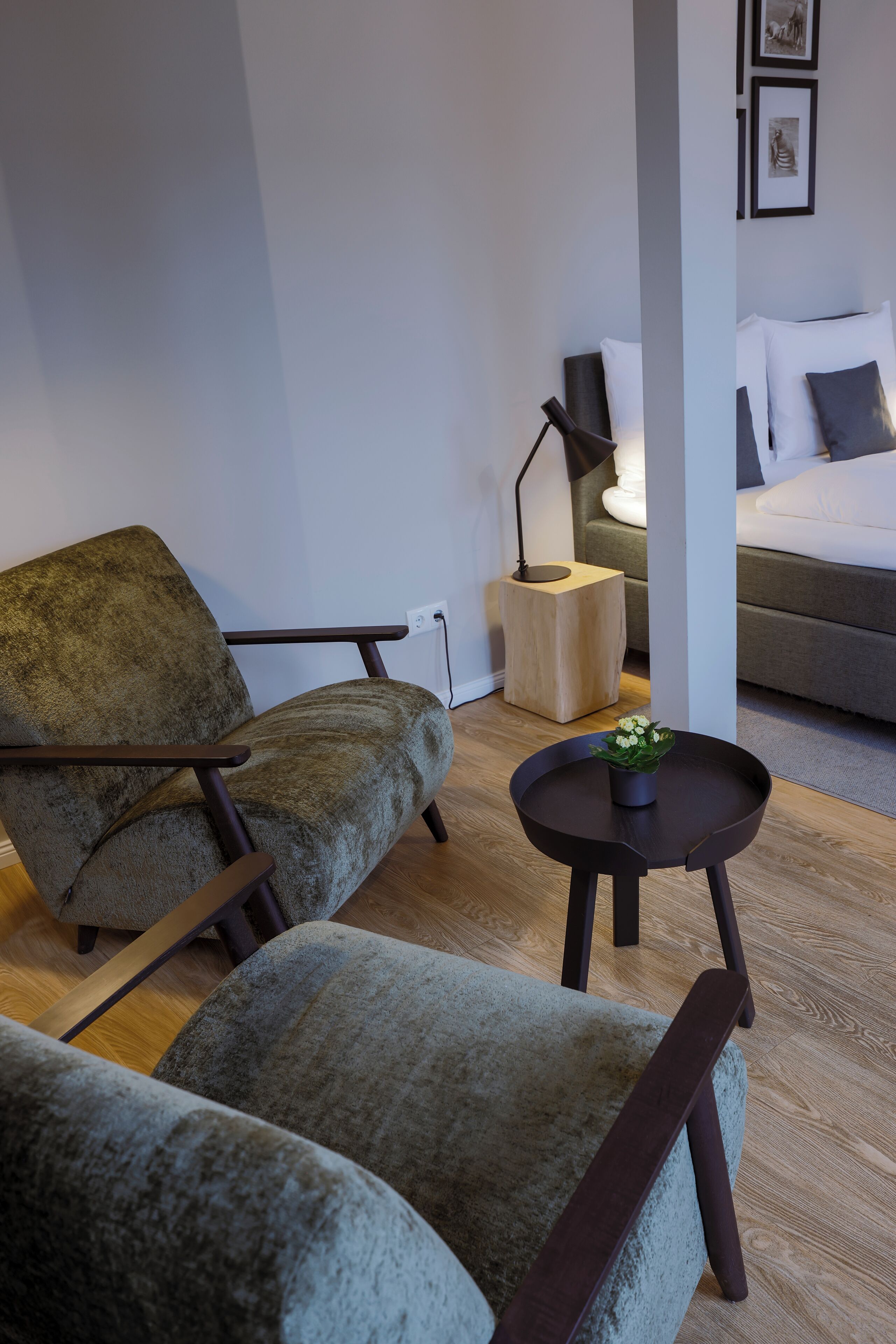 Un salon moderne avec un canapé, une table basse et une table d’appoint sur laquelle se trouve une lampe.