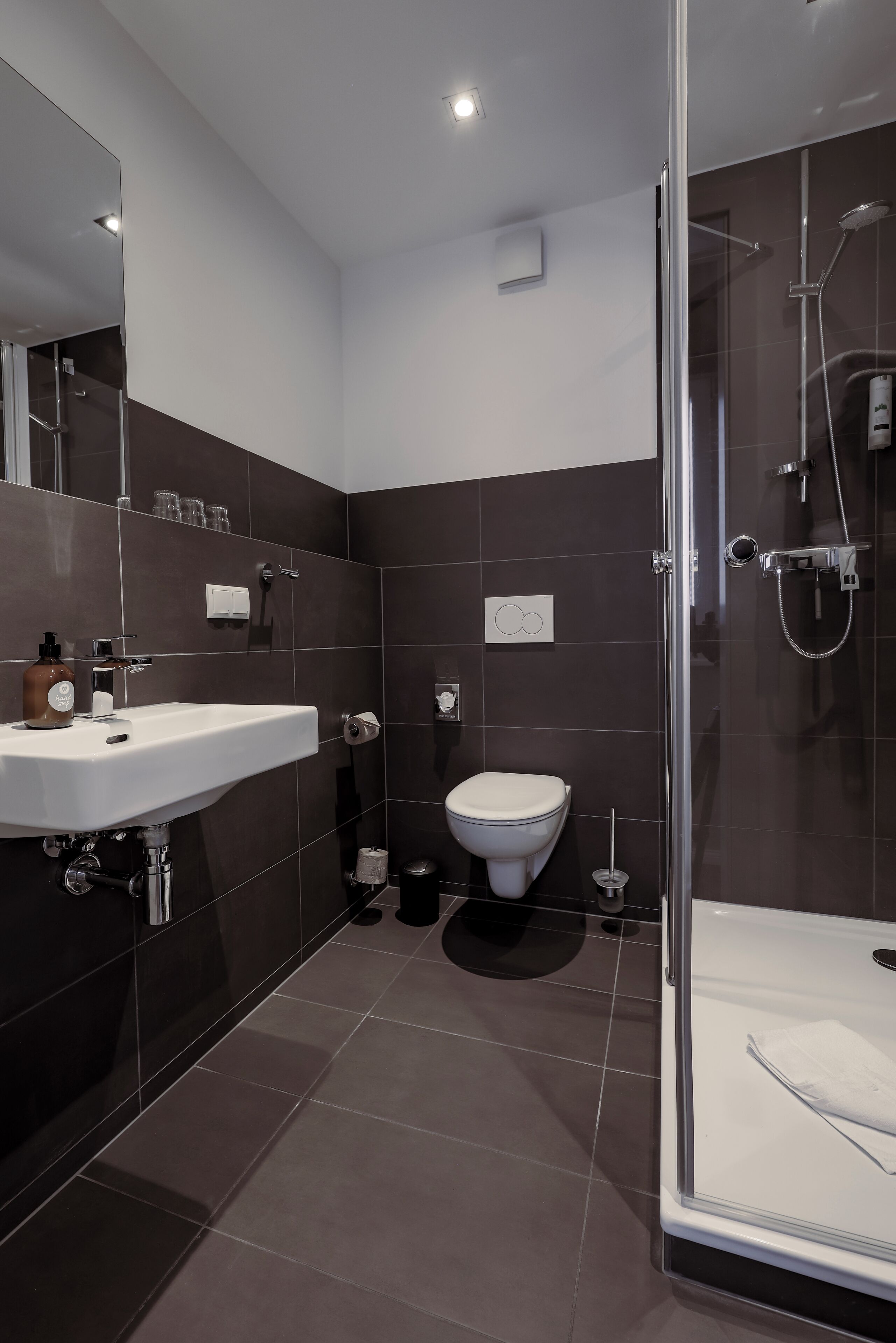 family room, 2 bedrooms, non smoking, ensuite | bathroom | shower, rainfall showerhead, hair dryer, towels