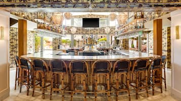 2 bars/lounges, lobby lounge