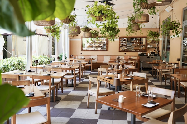 2 restaurantes; se sirve desayuno, almuerzo, cena y brunch