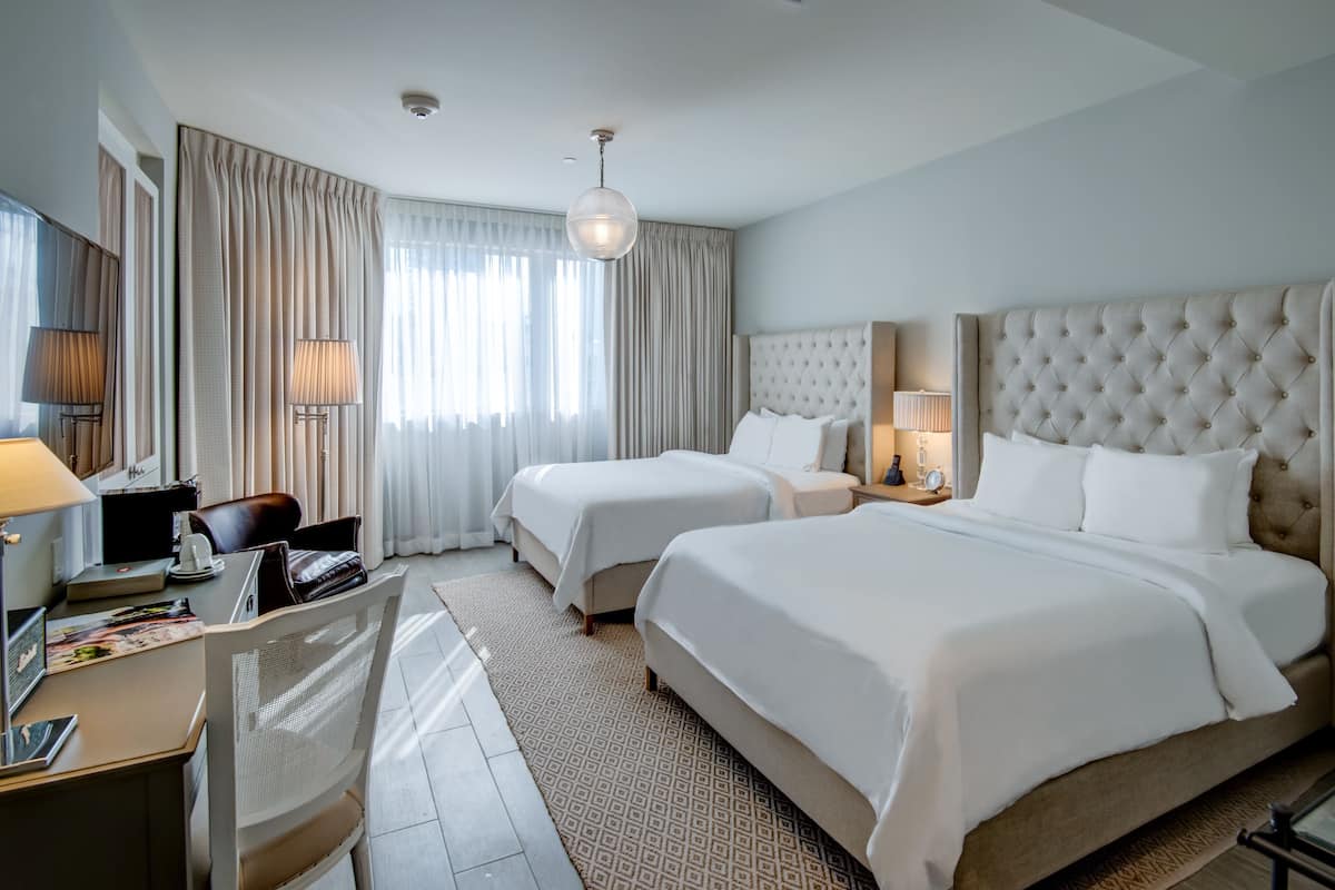 1 bedroom, Egyptian cotton sheets, premium bedding, down comforters