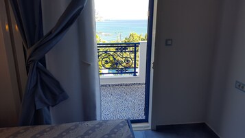 Estudio familiar, balcón, vistas al mar | Ropa de cama de alta calidad, caja fuerte, sistema de insonorización