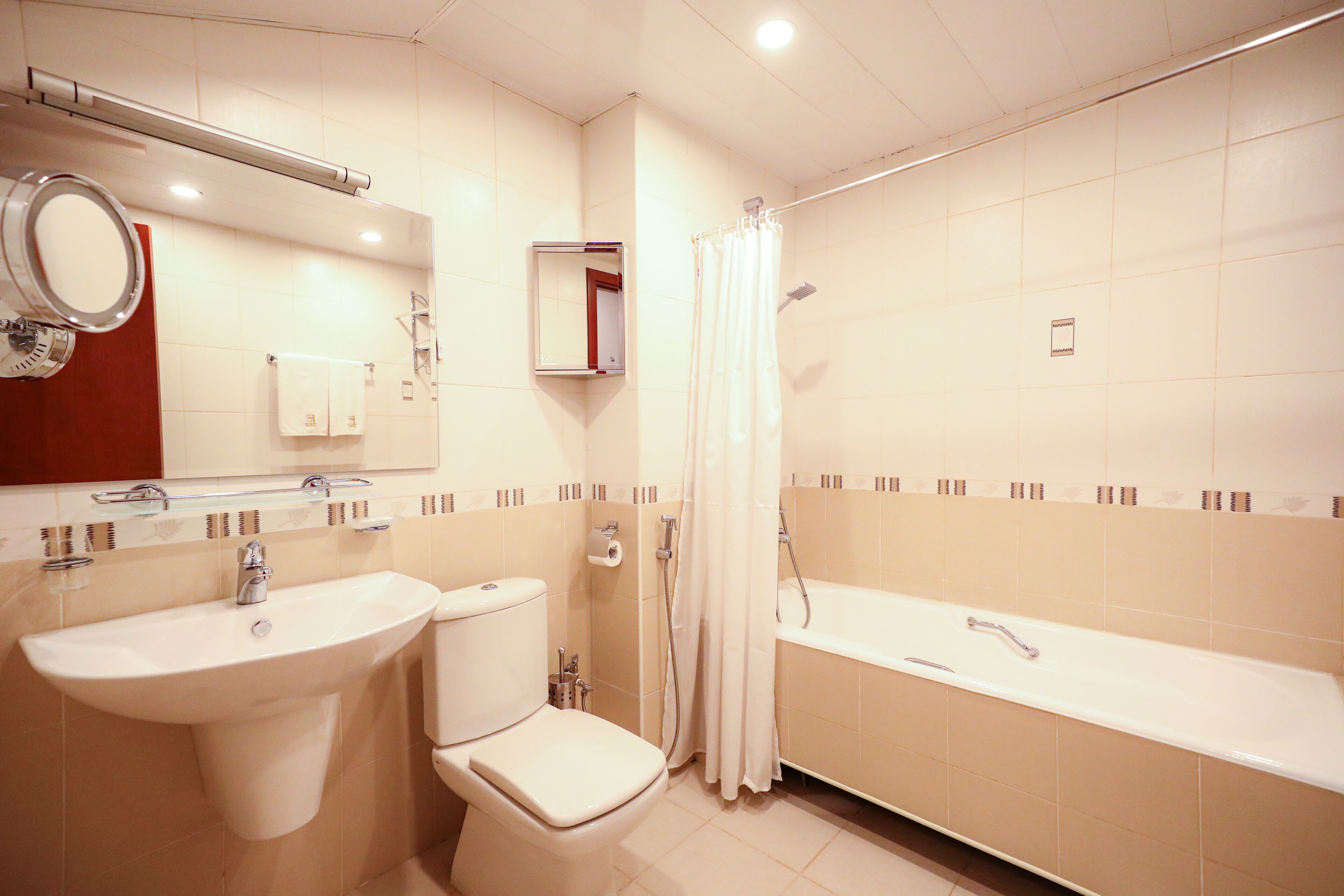 Un baño moderno con lavamanos, inodoro y bañera.