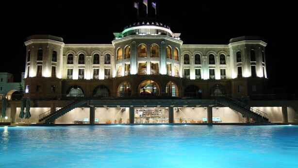 A large hotel with a swimming pool in front, featuring multiple balconies and a grand entrance. - Latar Hotel Complex (Yerevan)