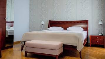 Junior-Suite, 1 Schlafzimmer | Tempur-Pedic-Betten, Zimmersafe, Schreibtisch, schallisolierte Zimmer