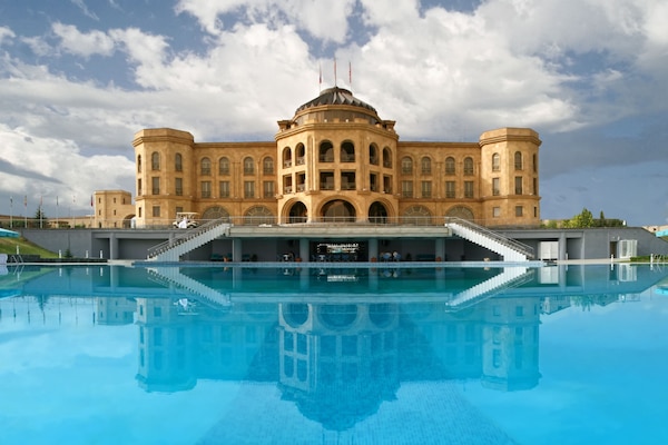 Outdoor pool, pool umbrellas