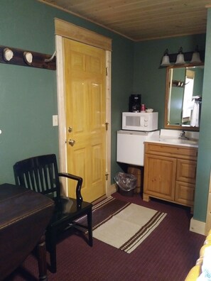 Desk, laptop workspace, iron/ironing board, free WiFi - Big Horn Motel (Buffalo)