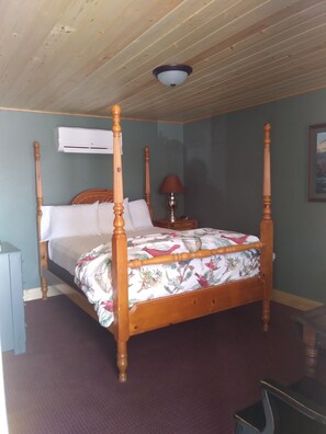 Basic Room, 1 Queen Bed | Desk, laptop workspace, iron/ironing board, free WiFi - Big Horn Motel (Buffalo)