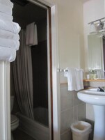 Habitación familiar | Baño | Ducha y bañera combinadas y artículos de higiene personal gratuitos