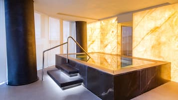 Een sauna, een bubbelbad, een stoombad, een Turks bad/hammam