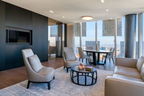 Executive Suite, 1 Bedroom, City View, Tower | Minibar, in-room safe, desk, soundproofing