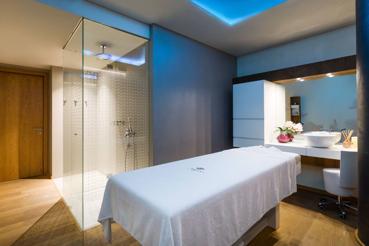 sauna, hot tub, steam room, turkish bath/hammam, body treatments