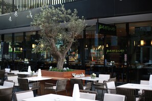 3 restaurants, breakfast, lunch, dinner served; Italian cuisine